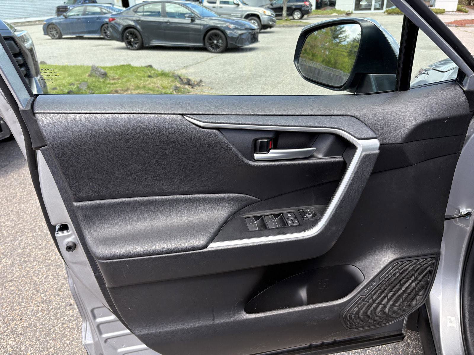 Used 2025 Toyota RAV4 XLE AWD/4WD image 9
