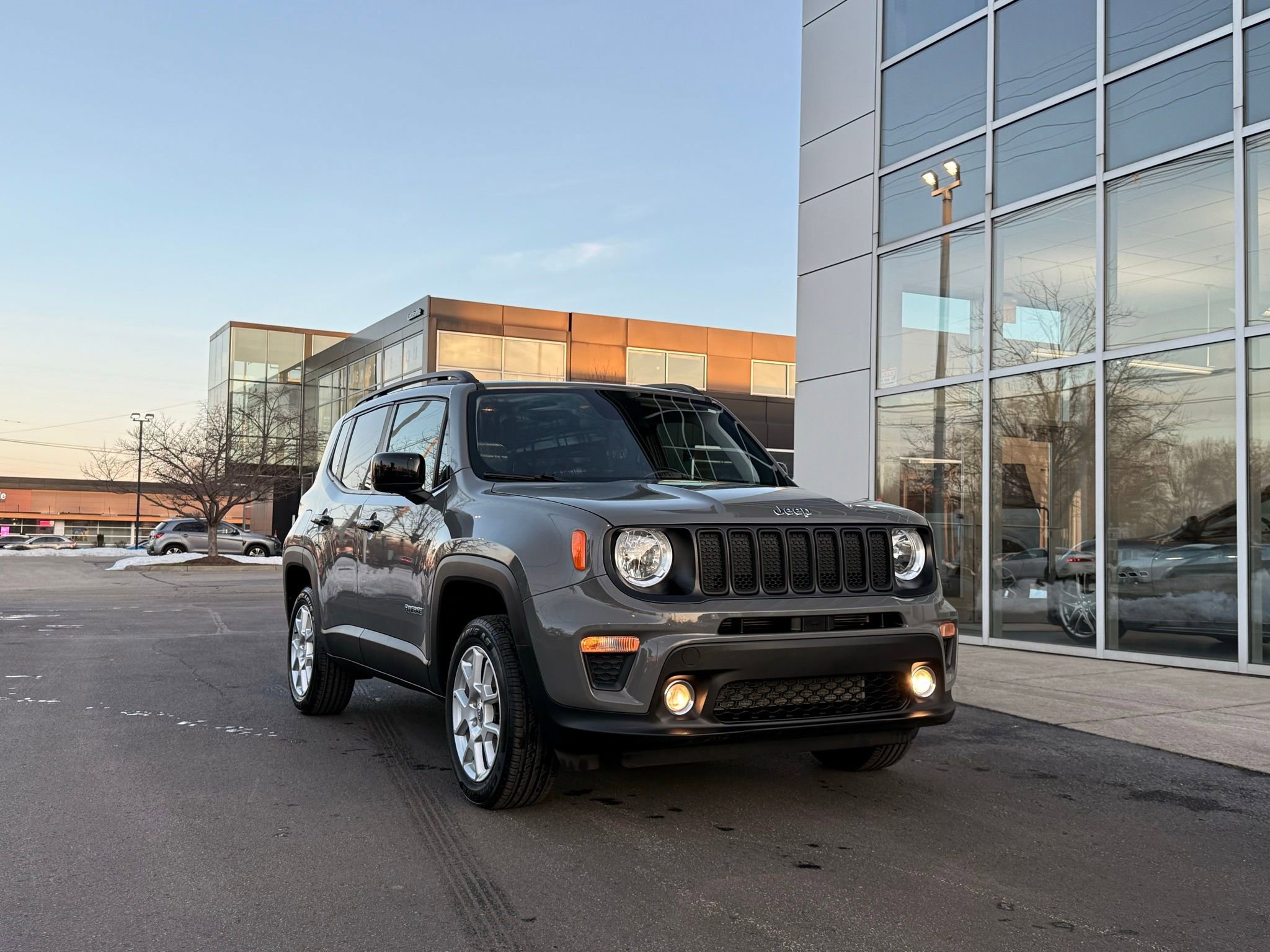 Used 2019 Jeep Renegade Latitude w/ Cold Weather Group image 1