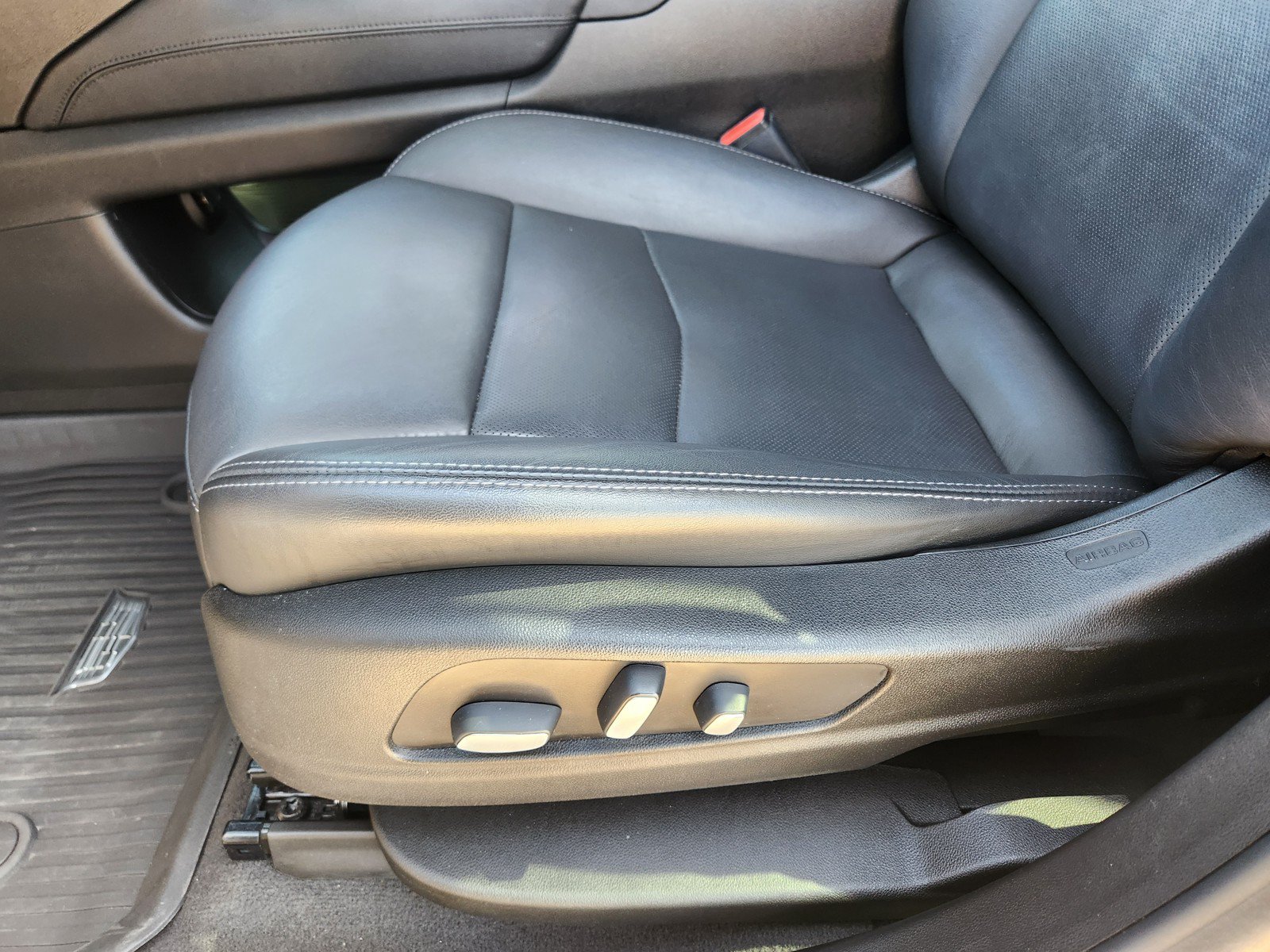 Used 2021 Cadillac XT5 Premium Luxury w/ LPO, Floor Liner Package FWD image 22