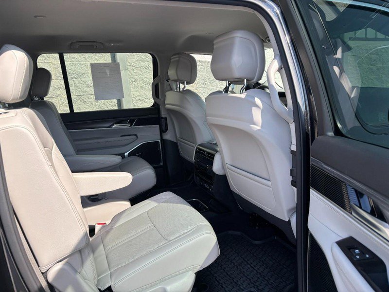 Used 2023 Jeep Wagoneer Series II w/ Flexible Seating Group AWD/4WD image 12