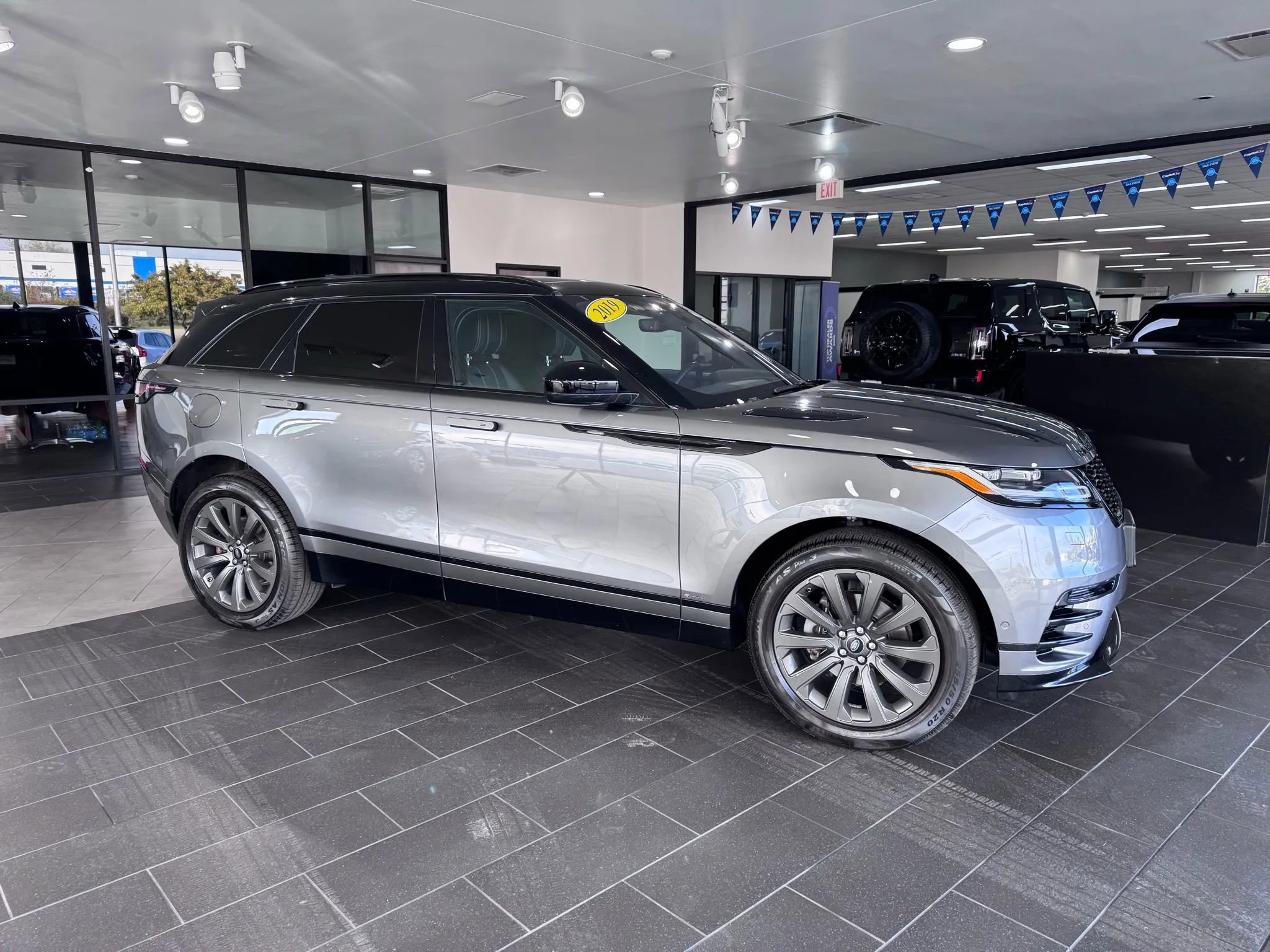 Used 2019 Land Rover Range Rover Velar R-Dynamic SE image 2