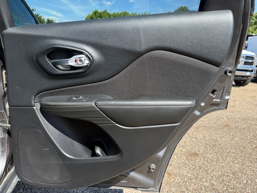 Used 2015 Jeep Cherokee Latitude FWD image 40