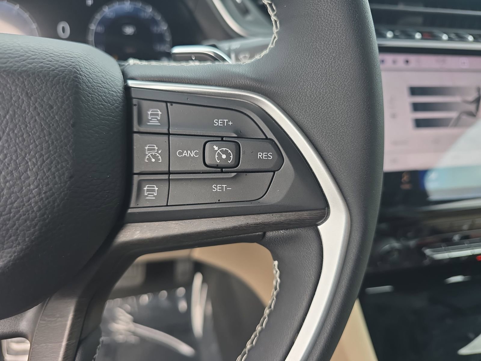 Used 2025 Jeep Grand Cherokee Limited RWD image 18