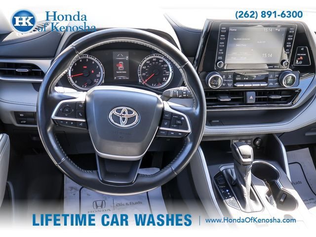 Used 2022 Toyota Highlander LE AWD/4WD image 11