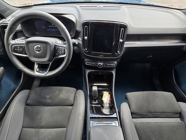 Used 2023 Volvo XC40 Recharge Plus image 17