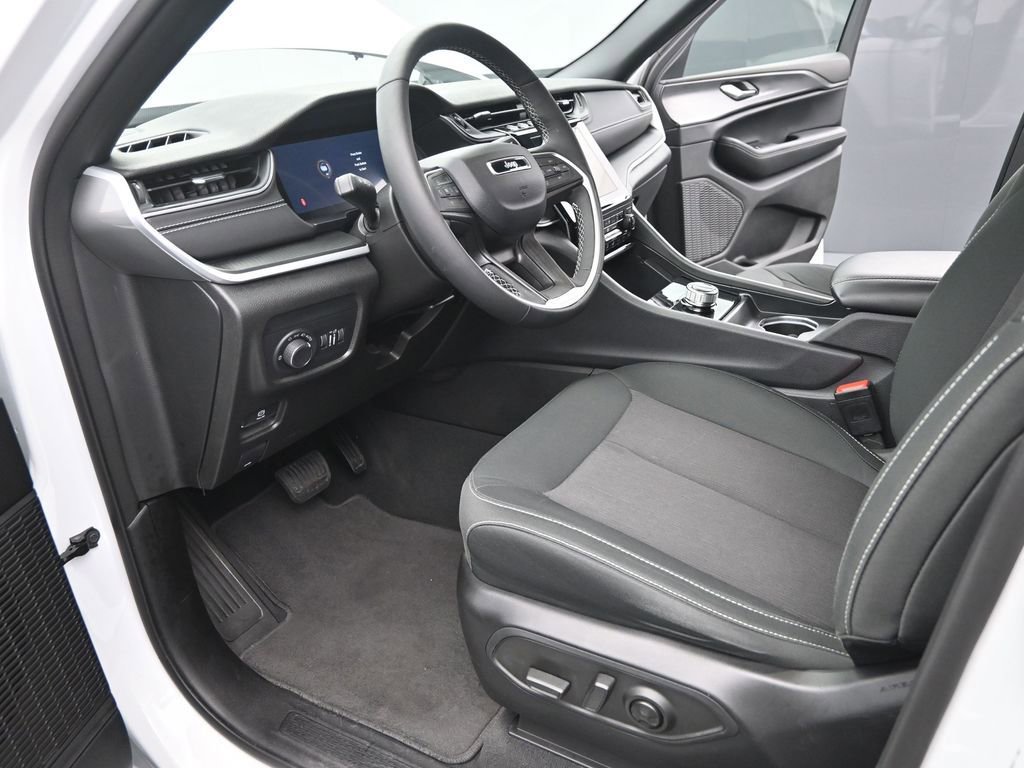 Used 2024 Jeep Grand Cherokee Laredo w/ Luxury Tech Group I image 9