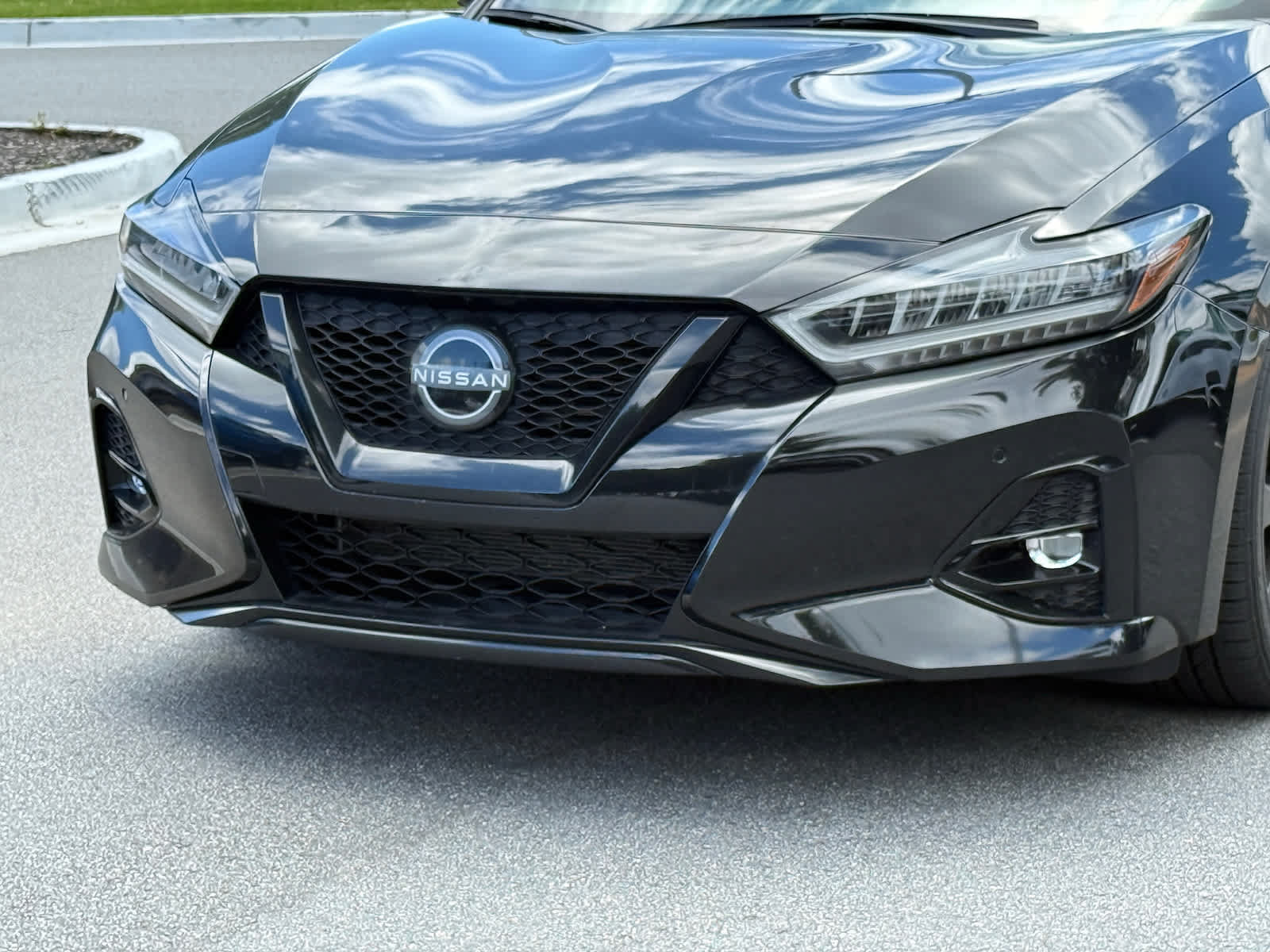 Used 2023 Nissan Maxima SR w/ Sport Mat Group FWD image 9