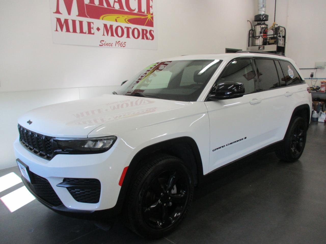 Used 2023 Jeep Grand Cherokee Altitude AWD/4WD image 3