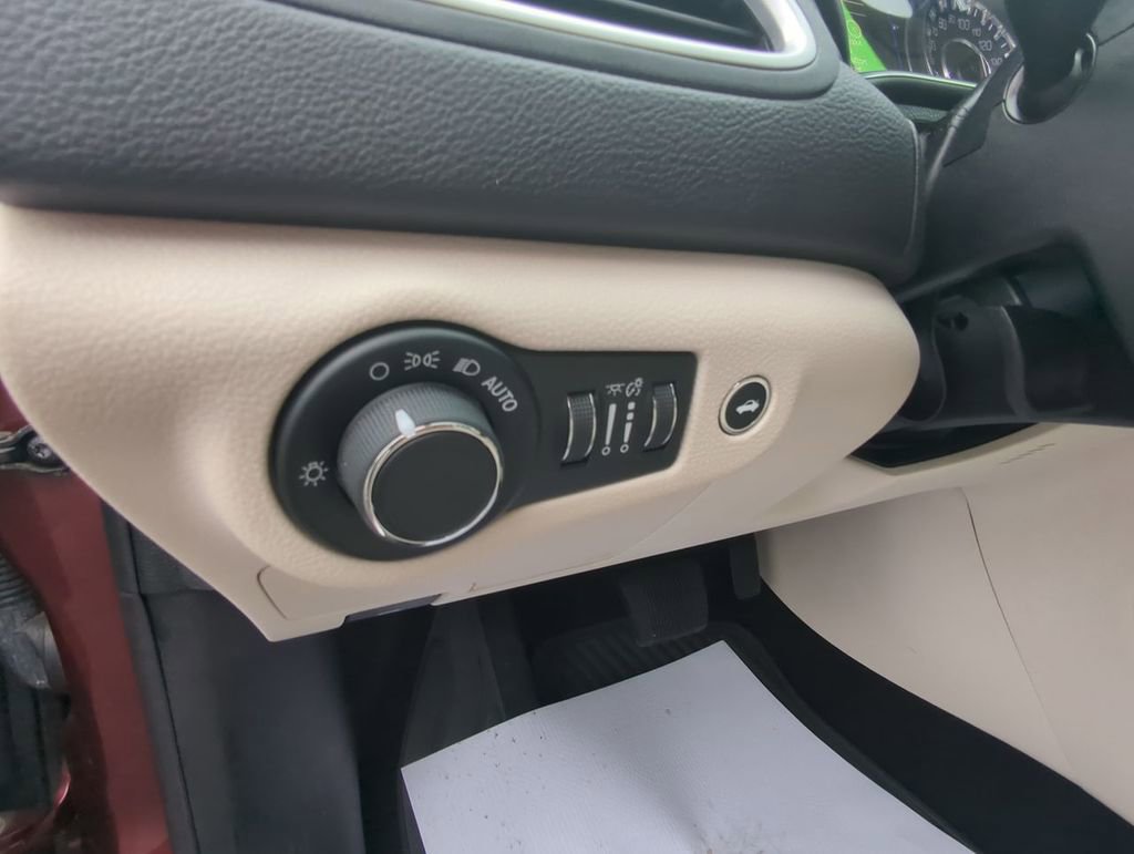 Used 2016 Chrysler 200 Limited Platinum w/ Comfort & Convenience Group FWD image 14