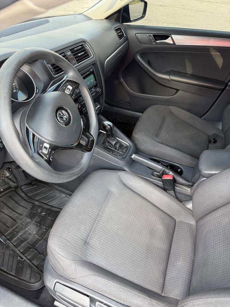 Used 2015 Volkswagen Jetta SE image 2