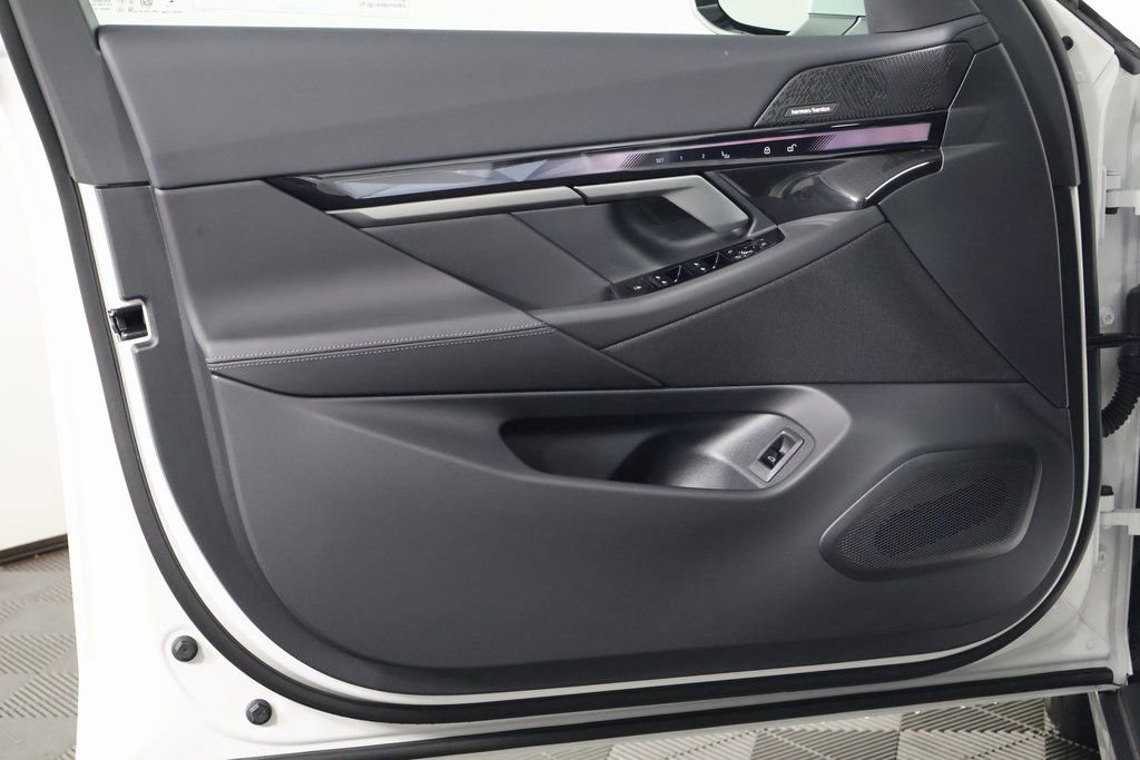 New 2026 BMW i5 eDrive40 w/ Premium Package image 7