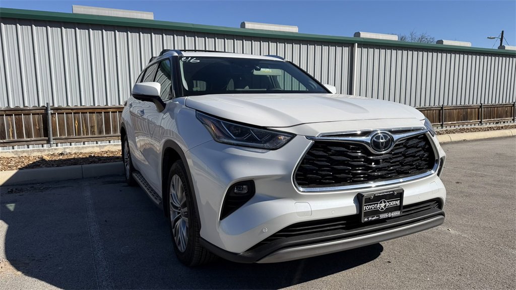 Used 2025 Toyota Highlander Platinum image 3