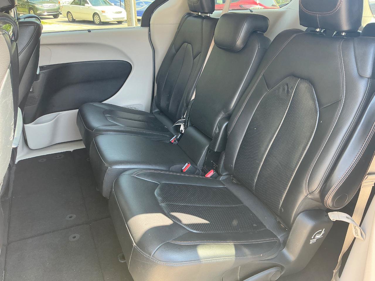 Used 2017 Chrysler Pacifica Touring-L Plus w/ Advanced Safetytec Group FWD image 14