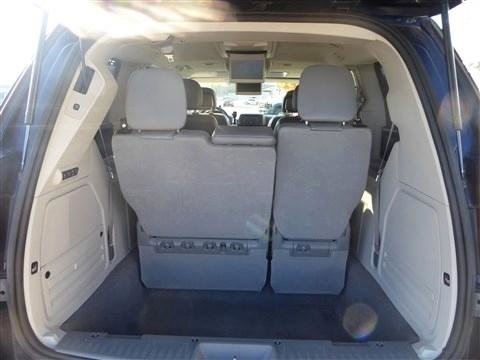 Used 2014 Volkswagen Routan SEL Premium image 19