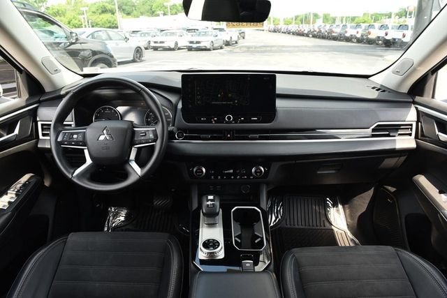 Used 2025 Mitsubishi Outlander SE AWD/4WD image 7