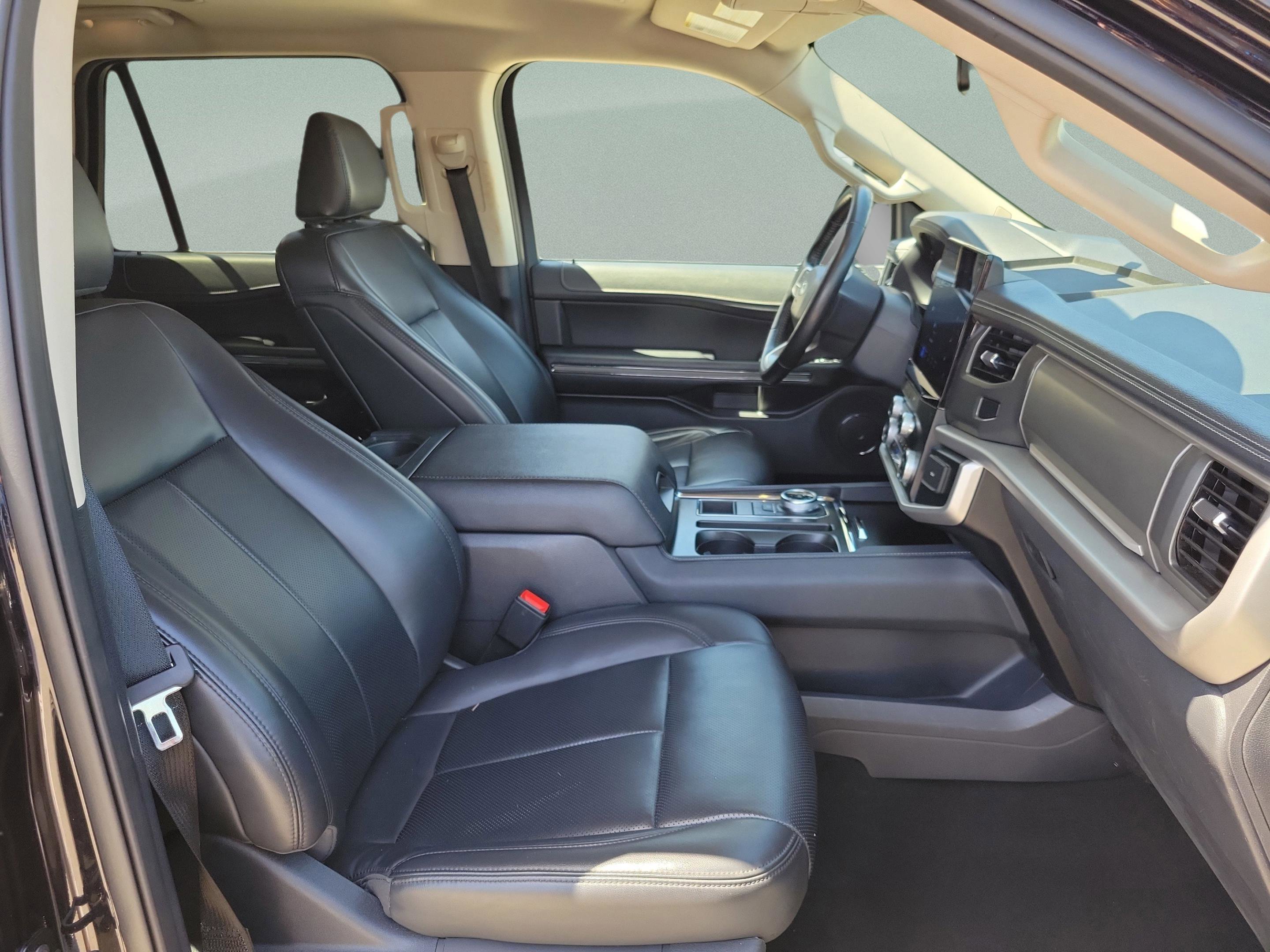 Used 2024 Ford Expedition XLT image 32