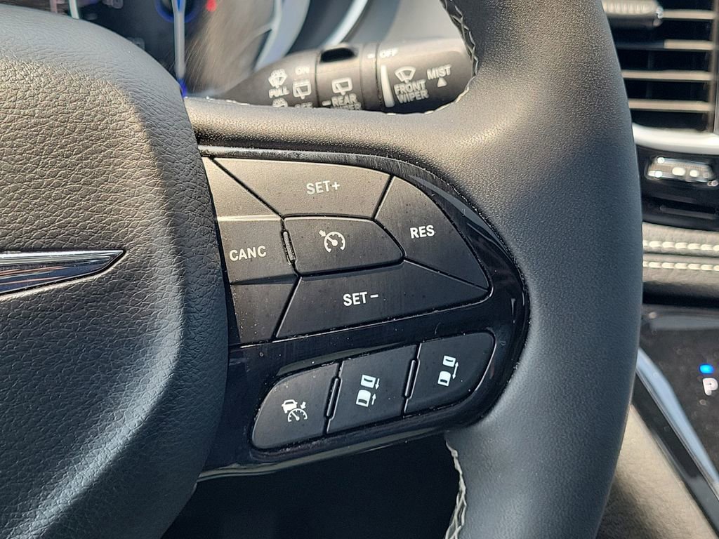 Used 2025 Chrysler Pacifica Limited FWD image 22