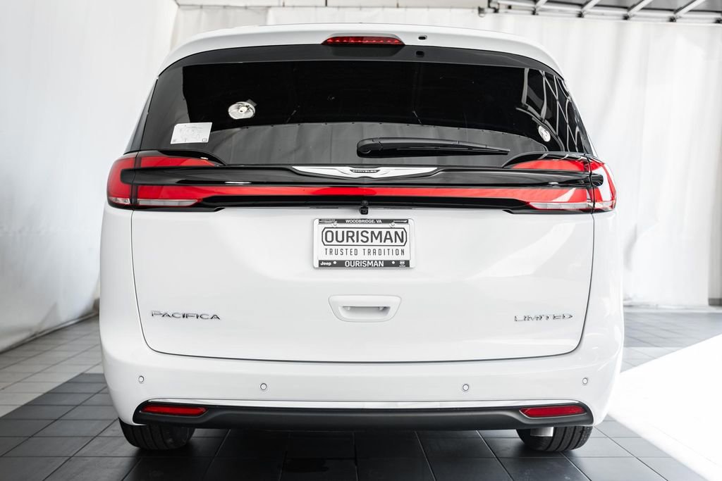 New 2026 Chrysler Pacifica Limited w/ Uconnect Theater Family Group image 5
