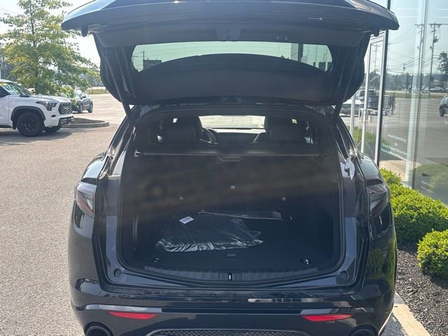Used 2025 Alfa Romeo Stelvio Sprint AWD/4WD image 6