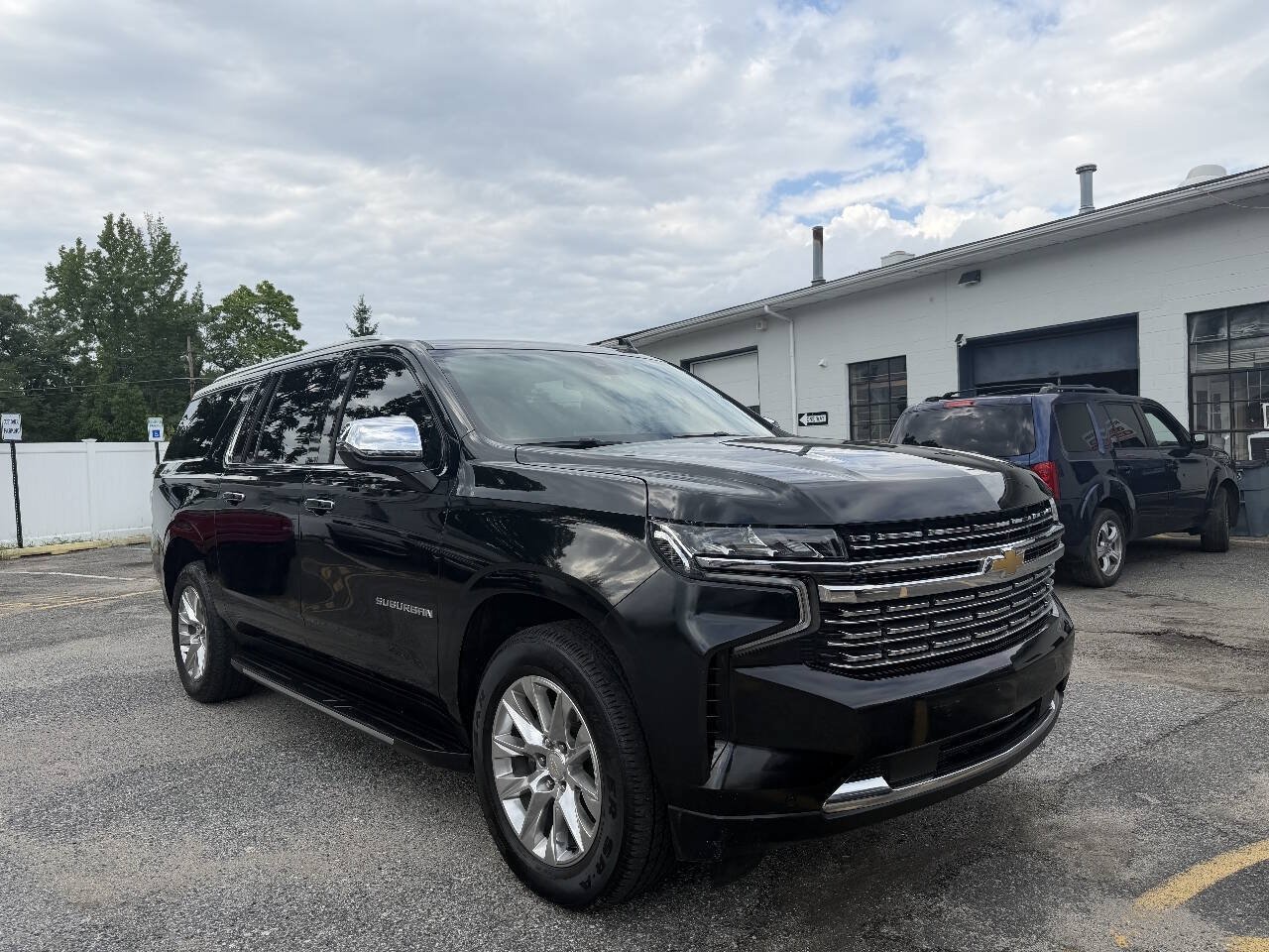 Used 2022 Chevrolet Suburban Premier RWD image 3
