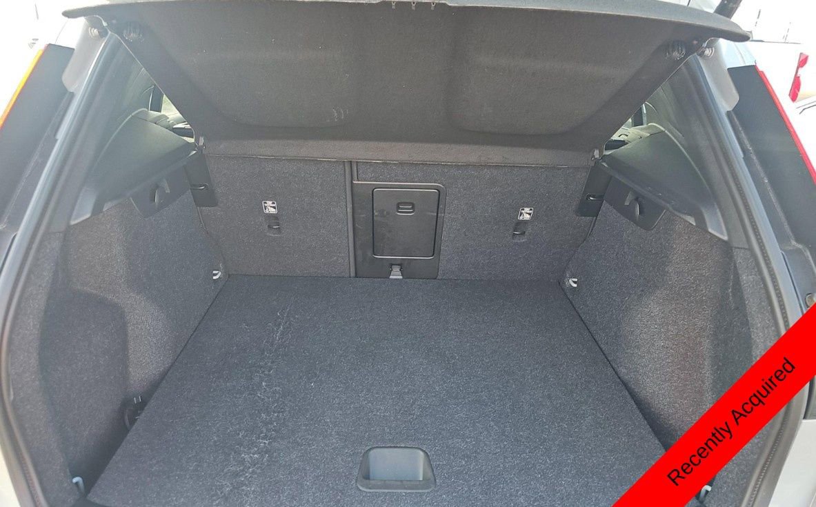 Used 2025 Volvo XC40 B5 Core image 13
