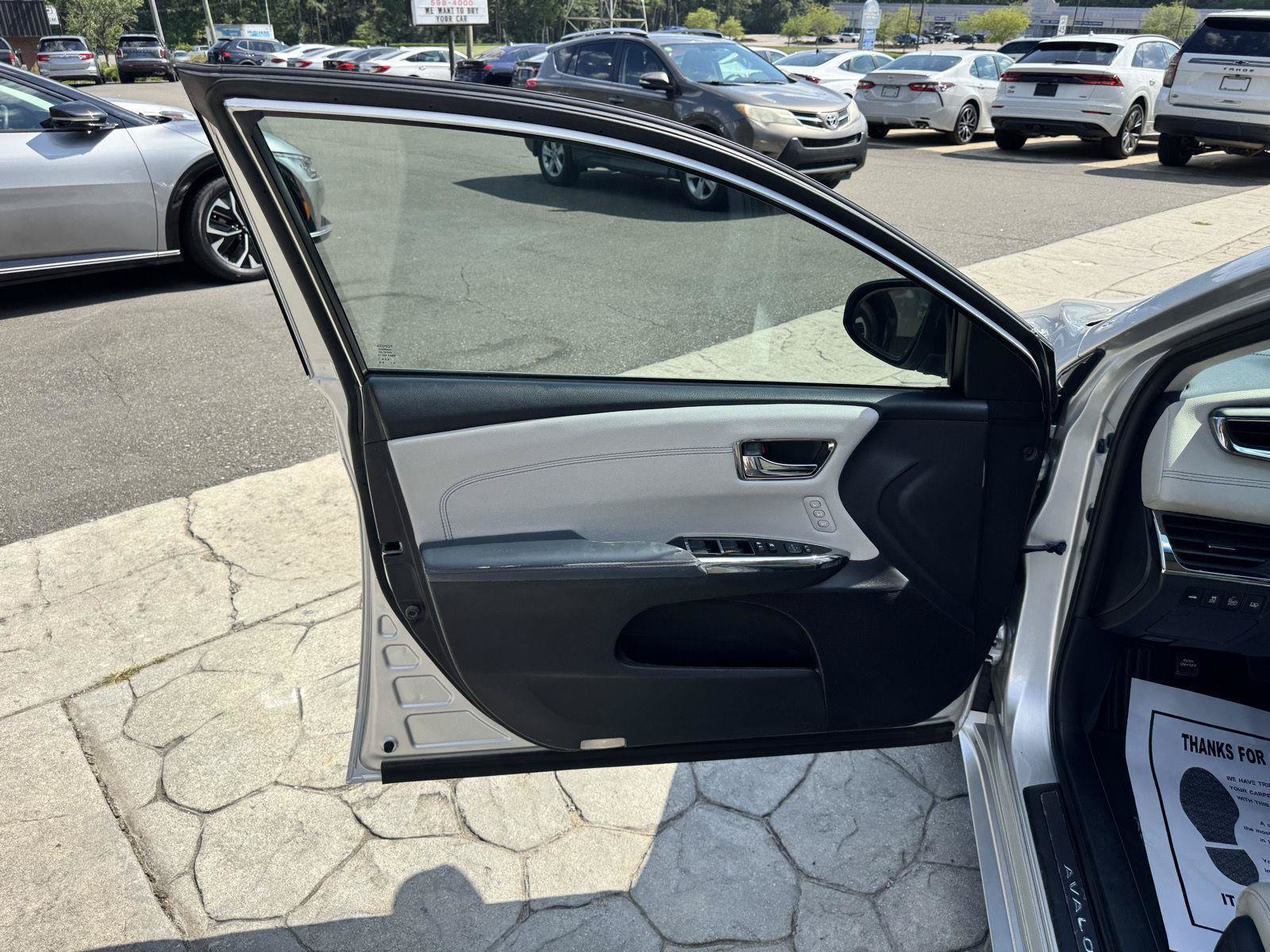 Used 2014 Toyota Avalon Limited w/ Technology Package FWD image 6