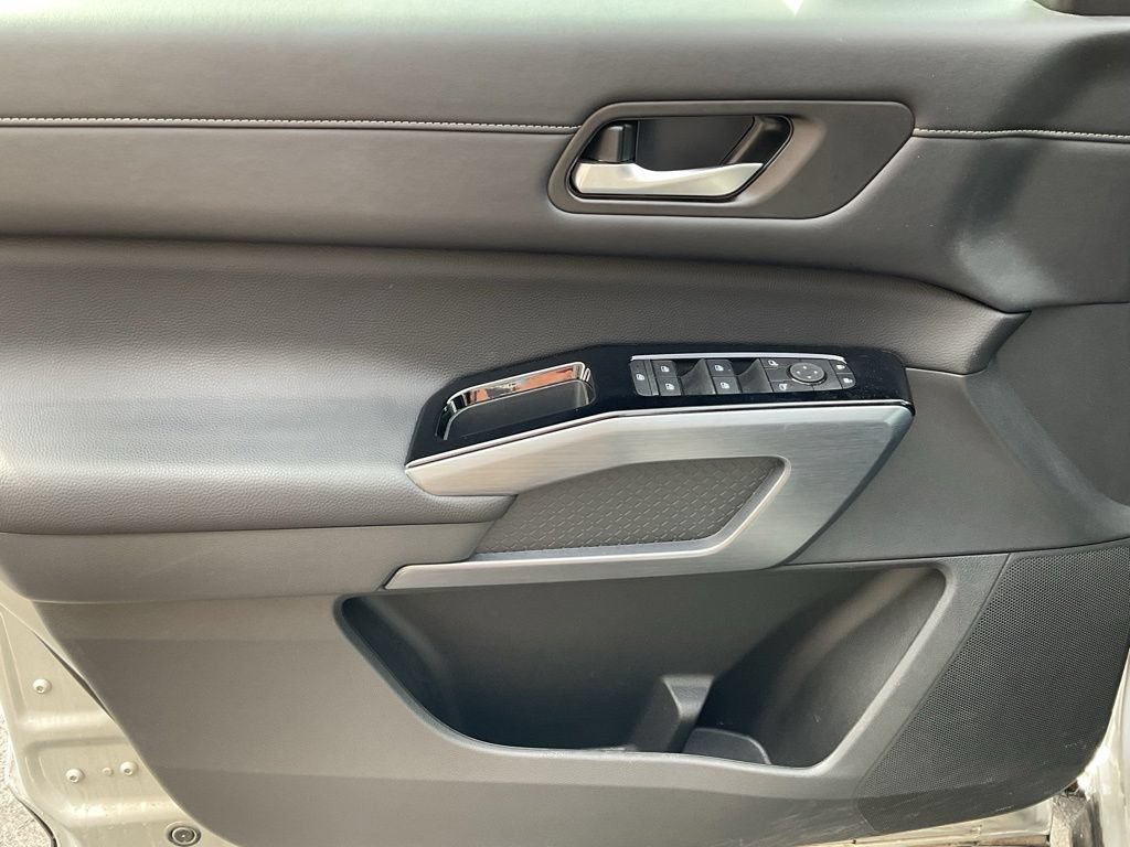Used 2025 Nissan Pathfinder SL AWD/4WD image 11