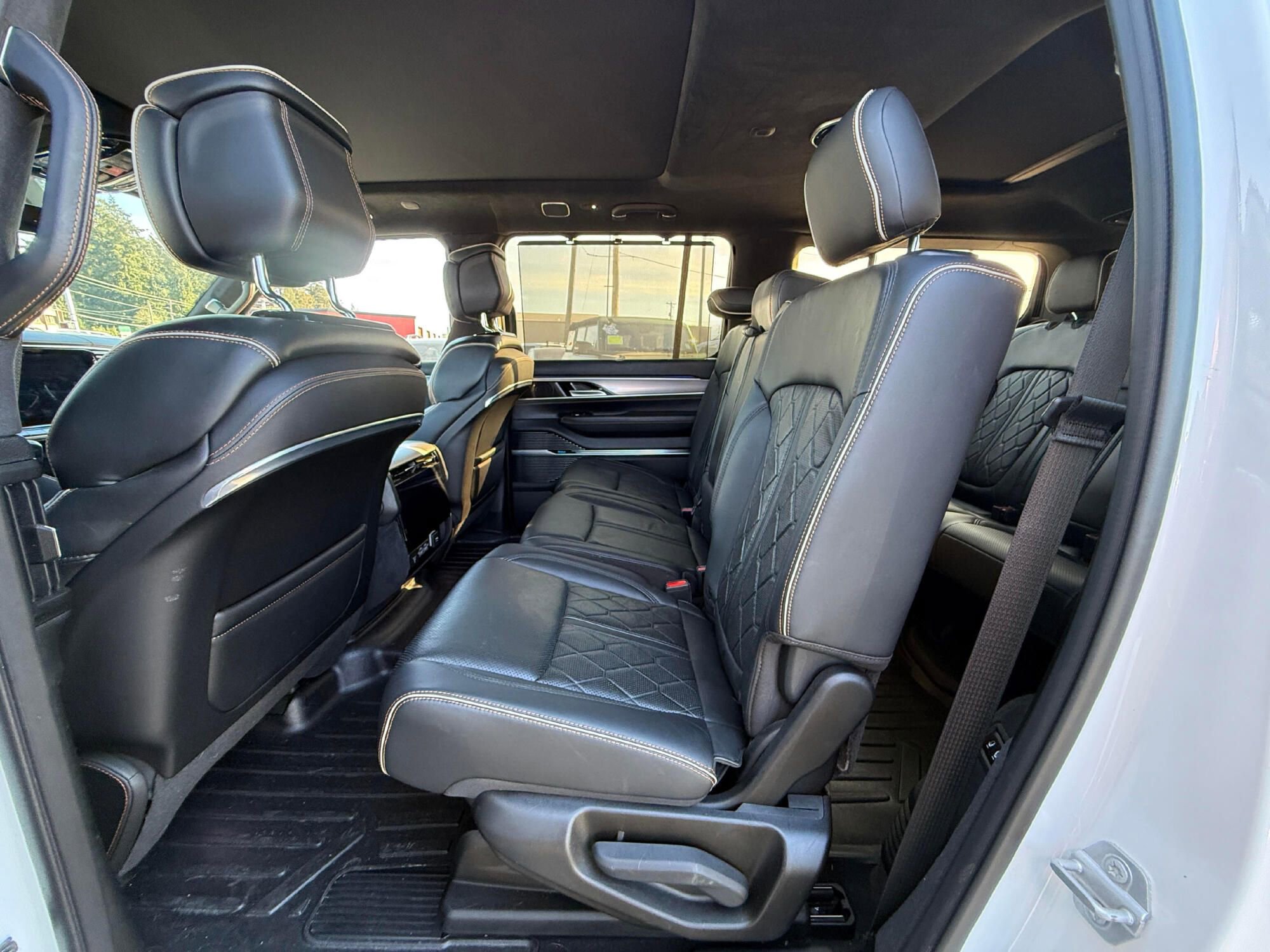 Used 2023 Jeep Grand Wagoneer Series III w/ HD Trailer Tow Package AWD/4WD image 8