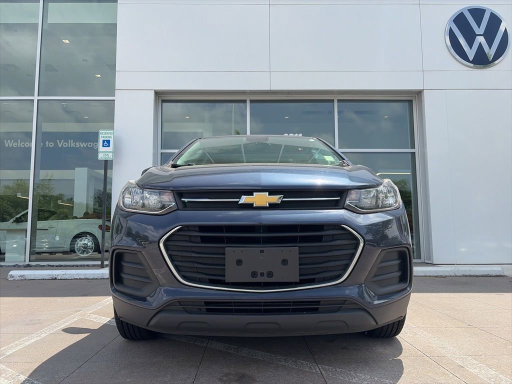 Used 2018 Chevrolet Trax LS w/ LPO, Cargo Package AWD/4WD image 2