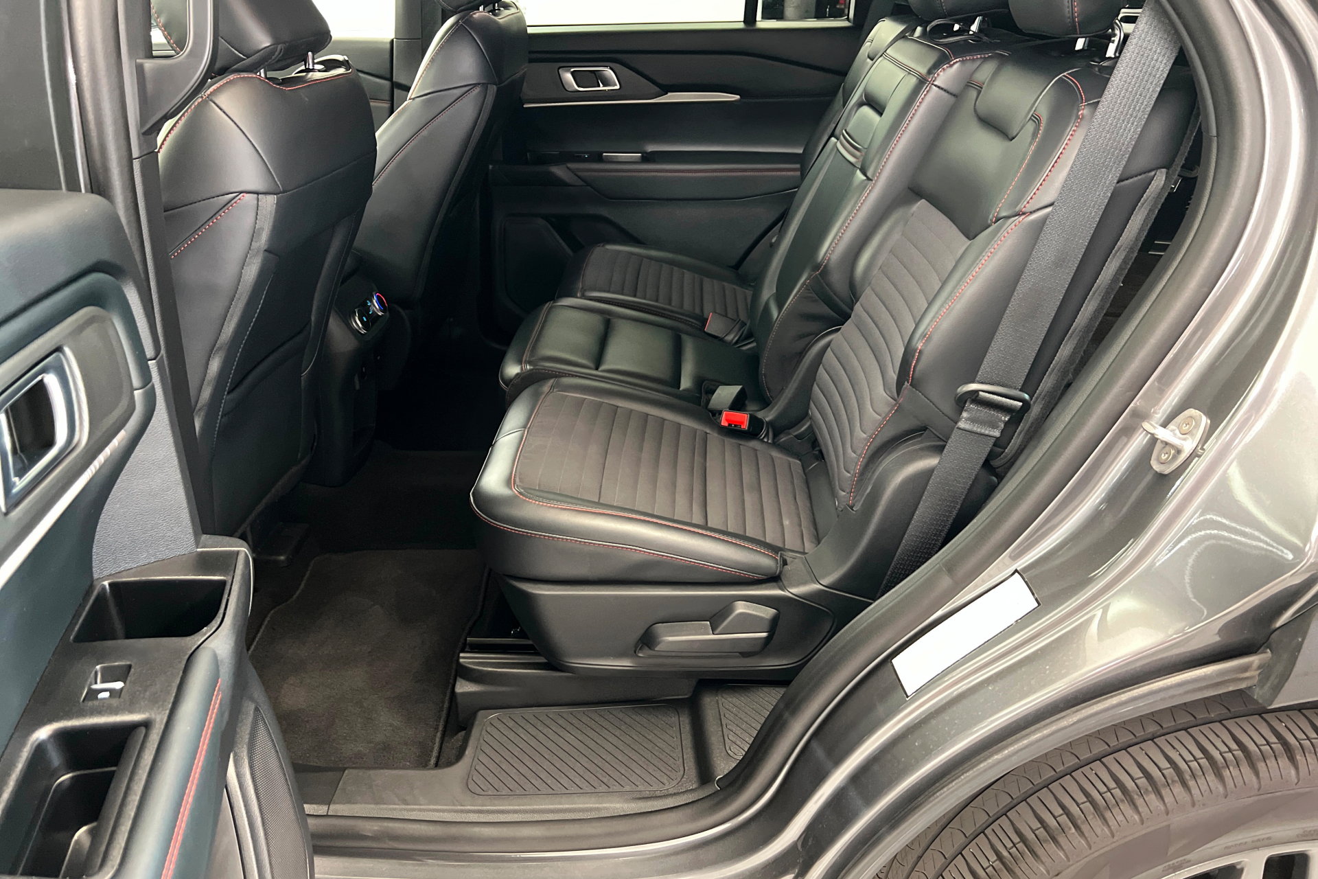 Used 2025 Ford Explorer ST-Line w/ ST-Line Street Pack AWD/4WD image 22