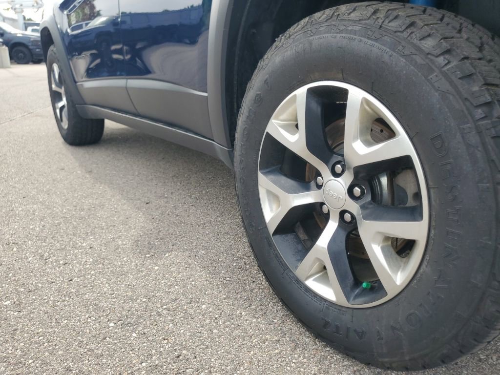 Used 2018 Jeep Cherokee Trailhawk w/ Comfort/Convenience Group AWD/4WD image 37