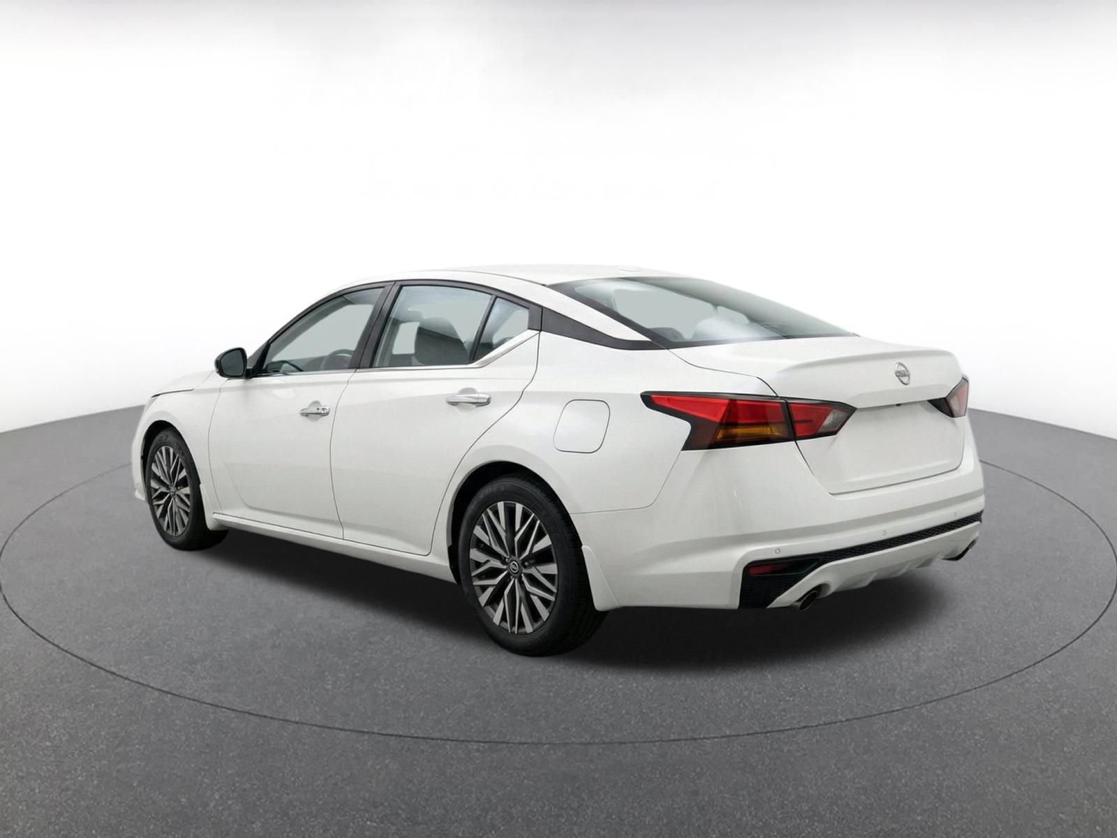 Used 2025 Nissan Altima 2.5 SV FWD image 10