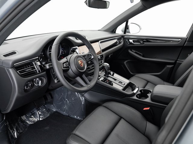 Certified 2025 Porsche Macan AWD/4WD image 4
