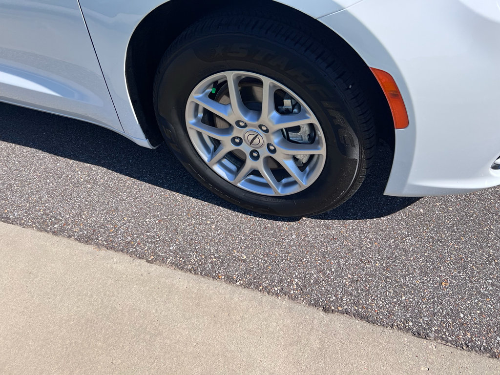 Used 2025 Chrysler Pacifica Select FWD image 11