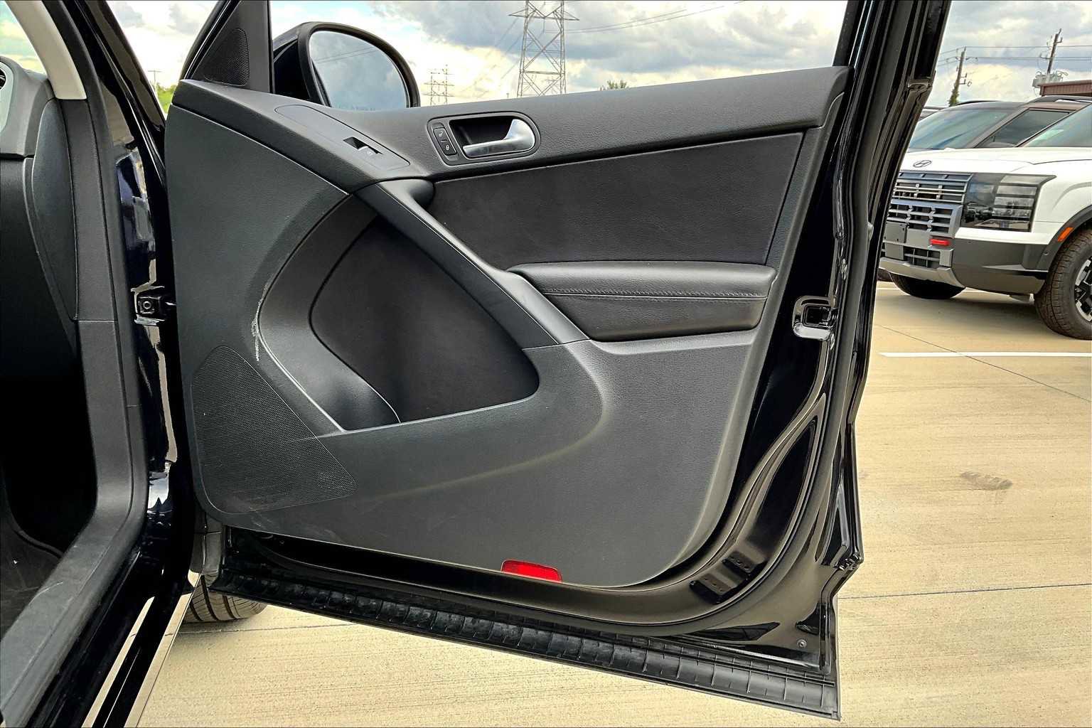 Used 2016 Volkswagen Tiguan SE image 22