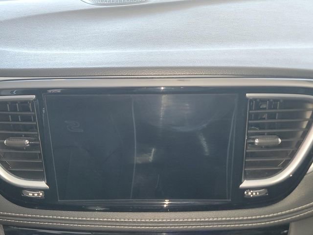 Used 2025 Chrysler Pacifica Limited image 19