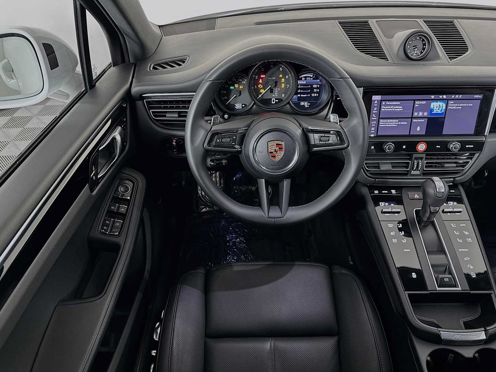 Certified 2025 Porsche Macan AWD/4WD image 24