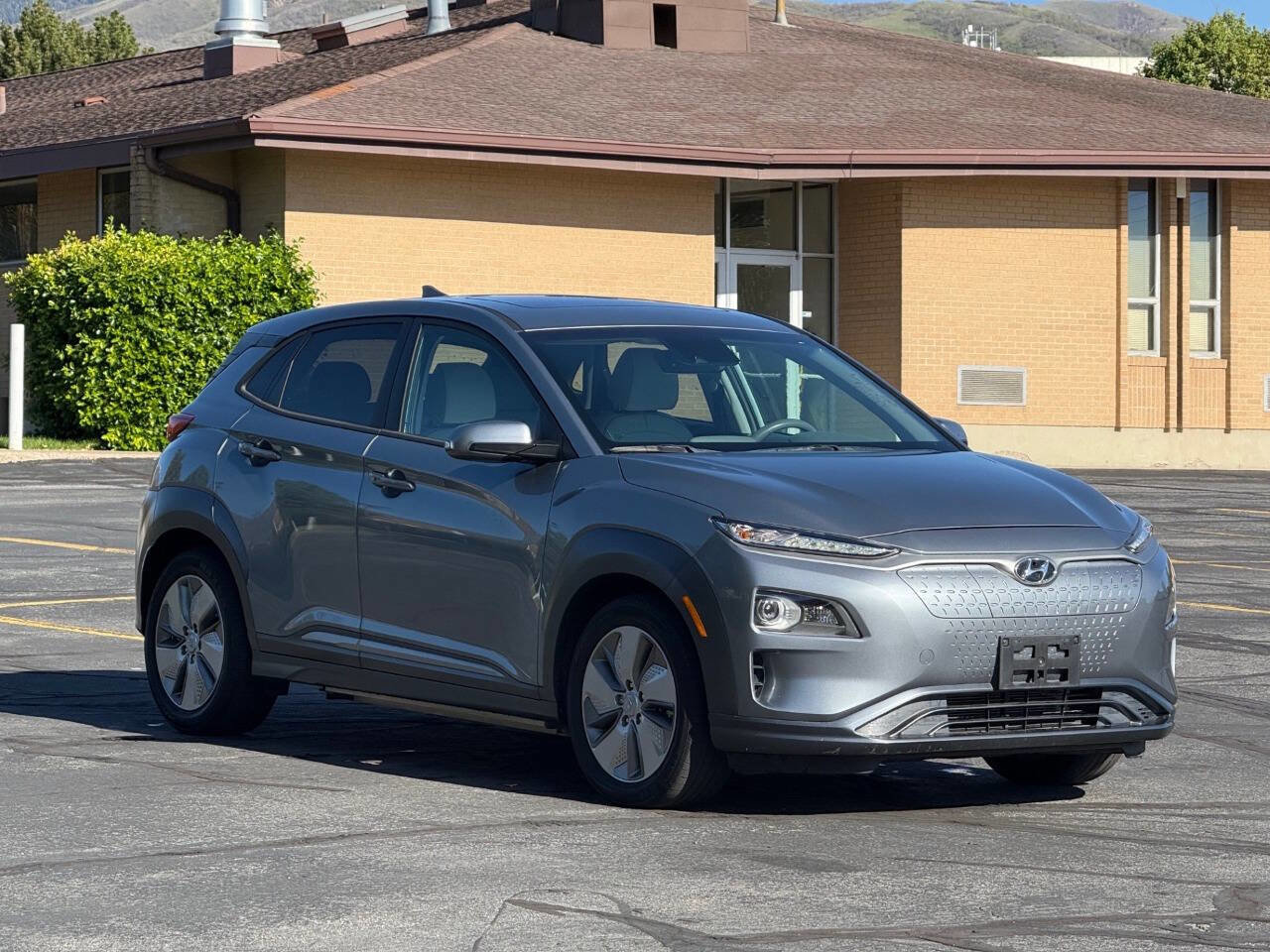 Used 2021 Hyundai Kona Limited w/ Cargo Package FWD image 3