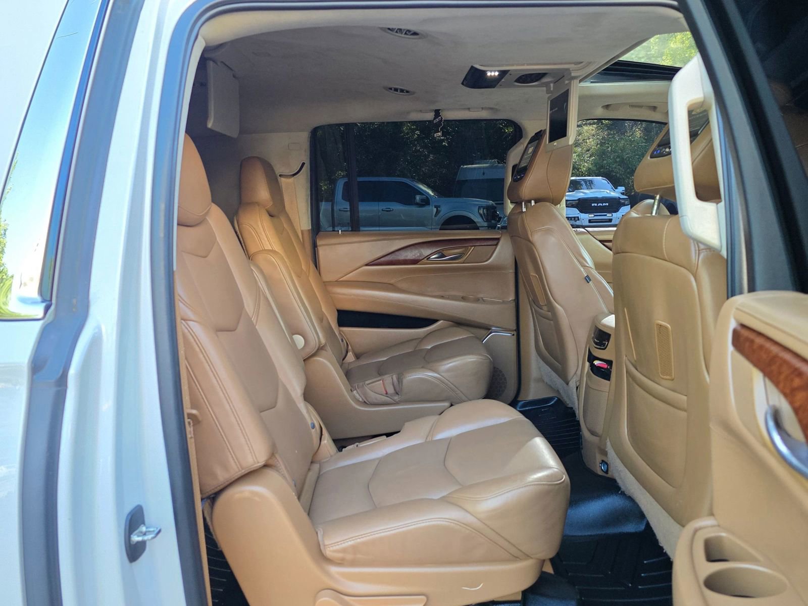 Used 2016 Cadillac Escalade ESV Platinum RWD image 32