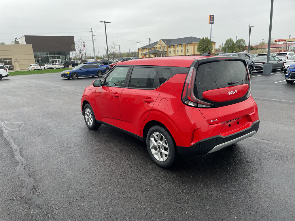 Used 2025 Kia Soul LX w/ LX Technology Package FWD image 4