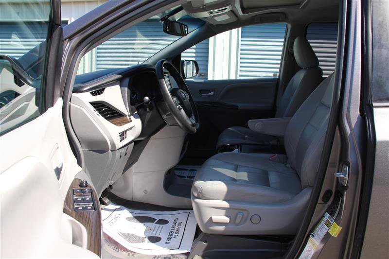 Used 2016 Toyota Sienna XLE w/ XLE Navigation Package FWD image 21