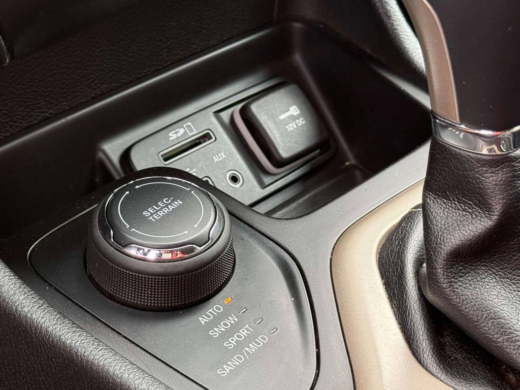 Used 2014 Jeep Cherokee Limited AWD/4WD image 23