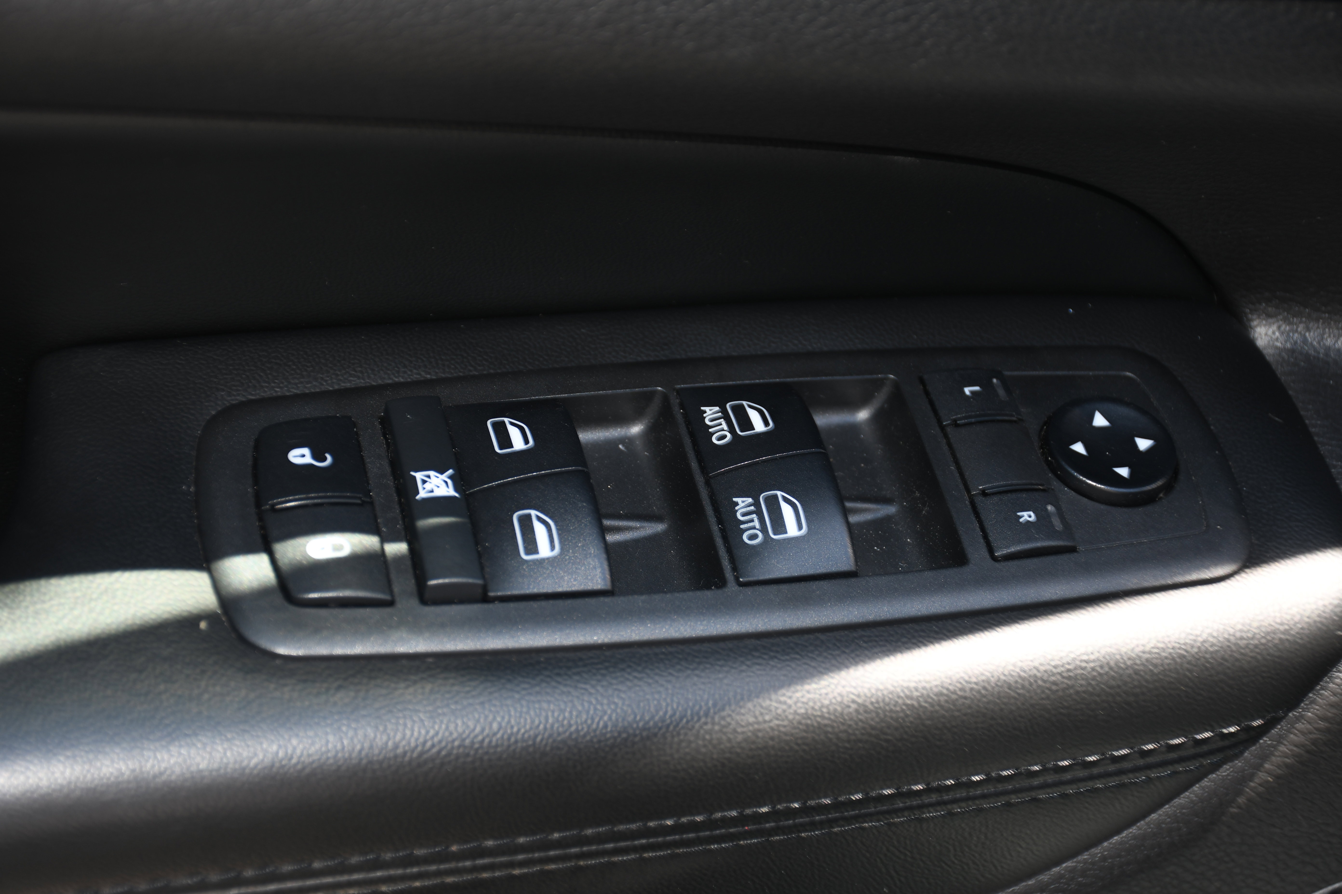 Used 2018 Jeep Grand Cherokee Altitude RWD image 11