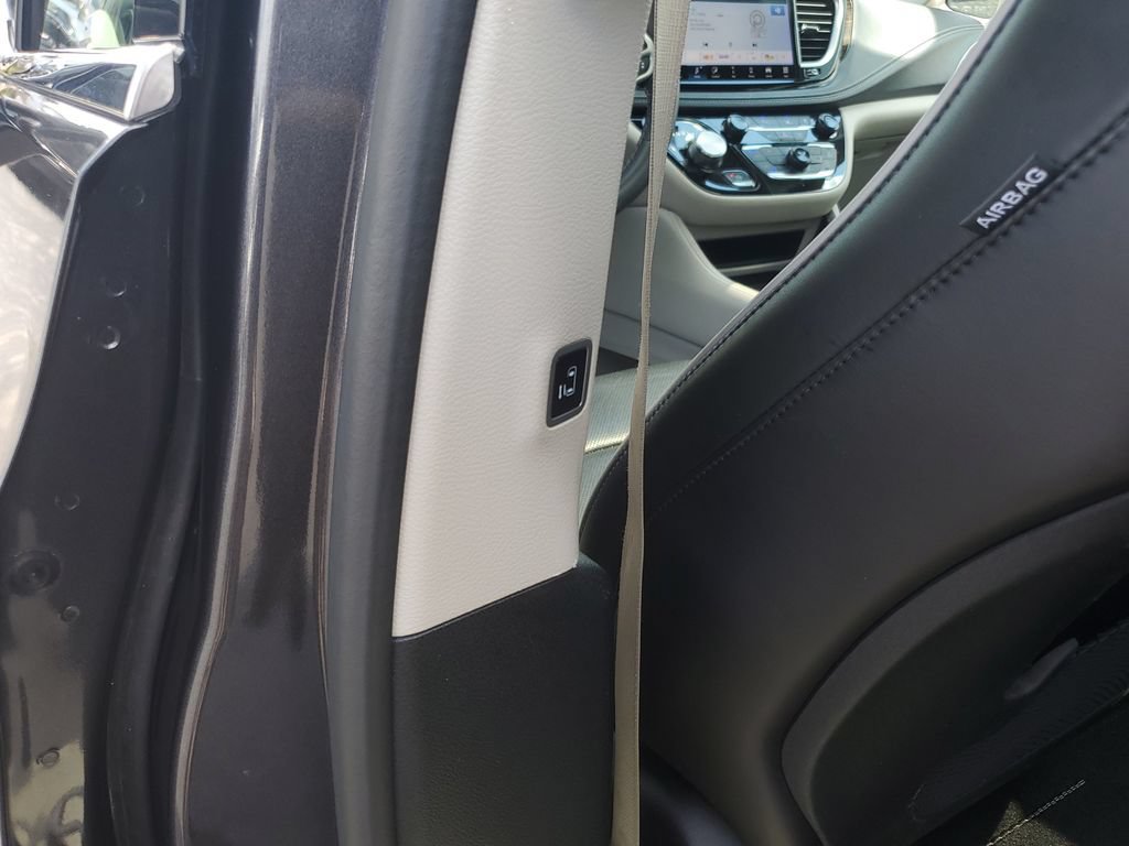 Certified 2023 Chrysler Pacifica Limited FWD image 17