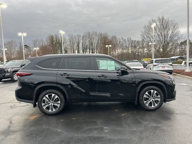 Used 2024 Toyota Highlander XLE image 4