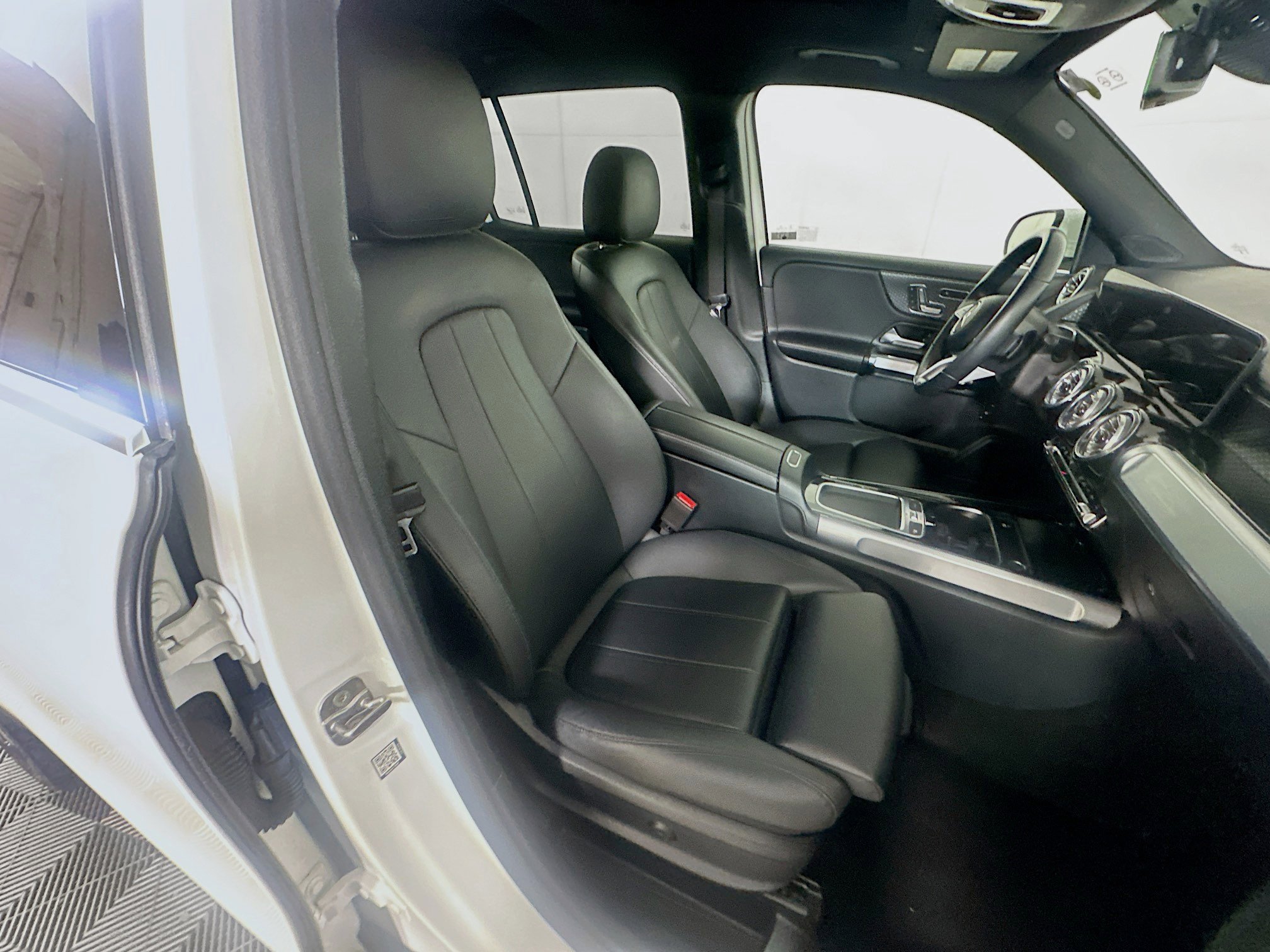 Used 2025 Mercedes-Benz GLB 250 image 30