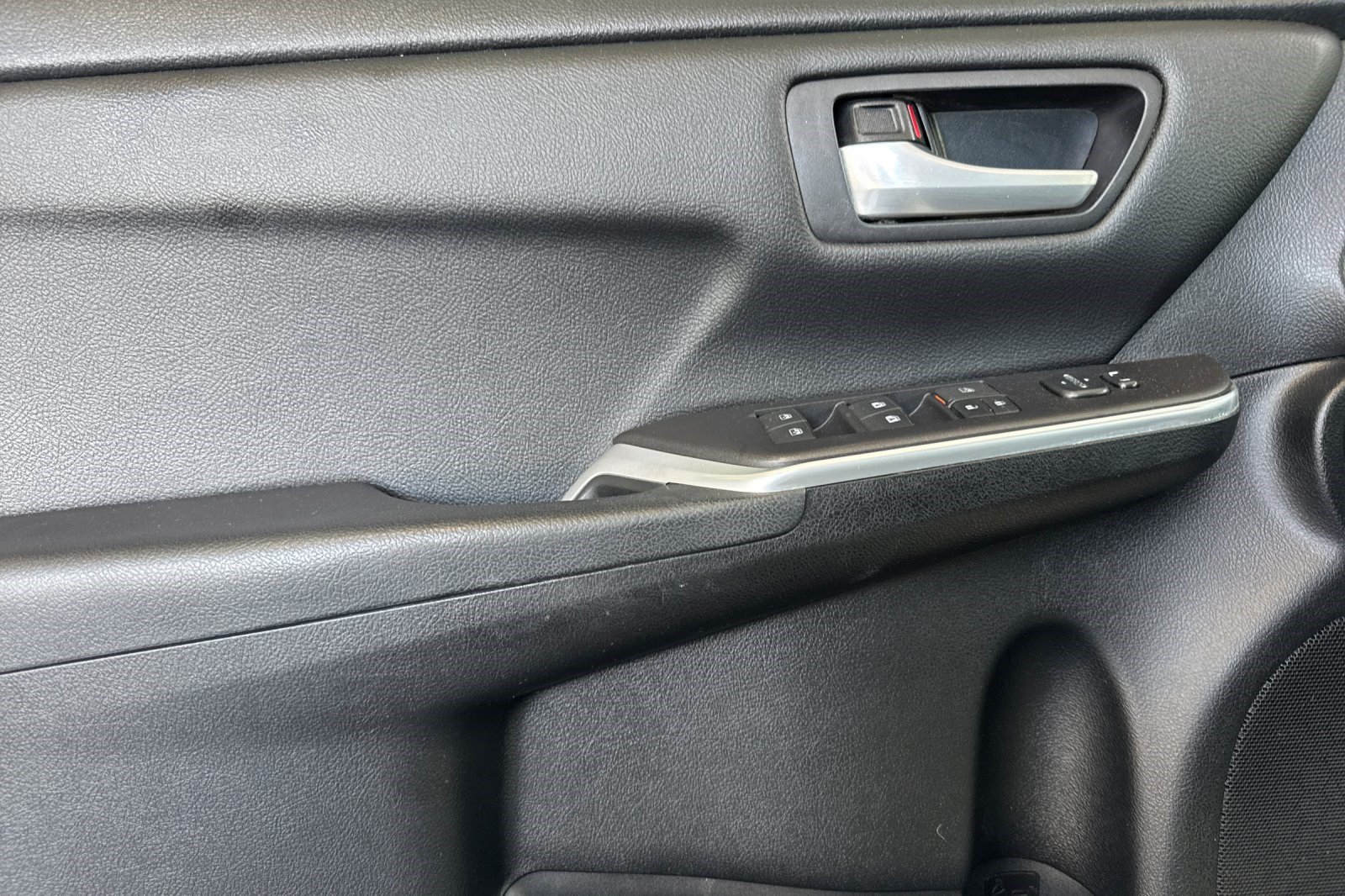 Used 2016 Toyota Camry LE FWD image 12