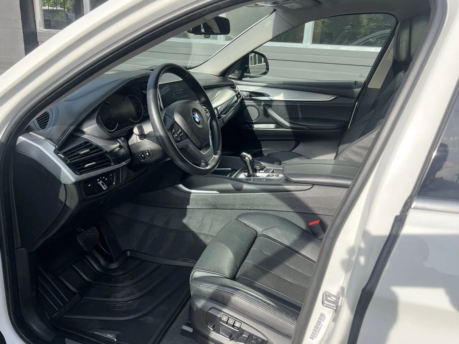 Used 2016 BMW X6 xDrive50i w/ Executive Package image 12