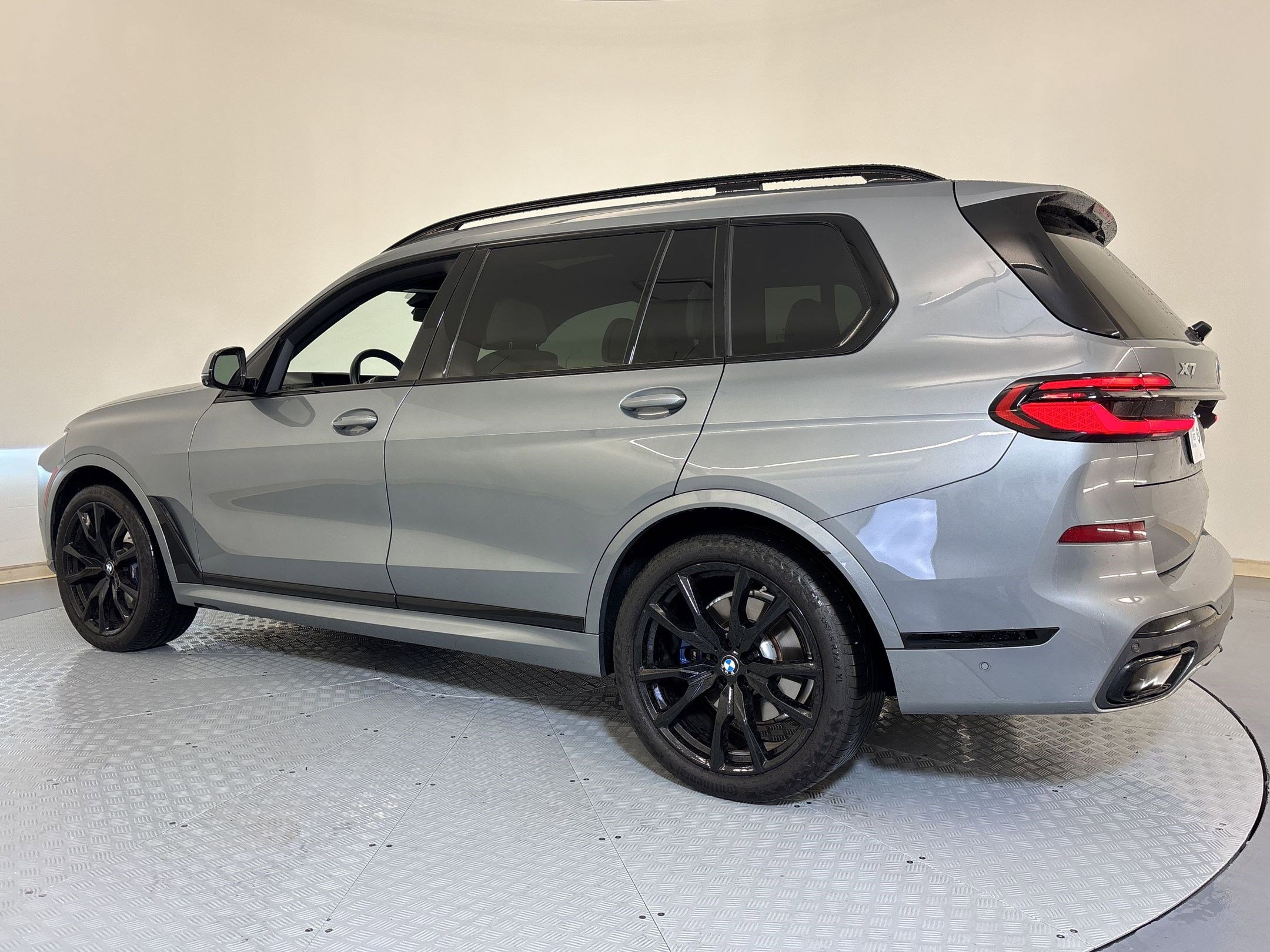 Certified 2024 BMW X7 xDrive40i w/ Executive Package AWD/4WD image 3