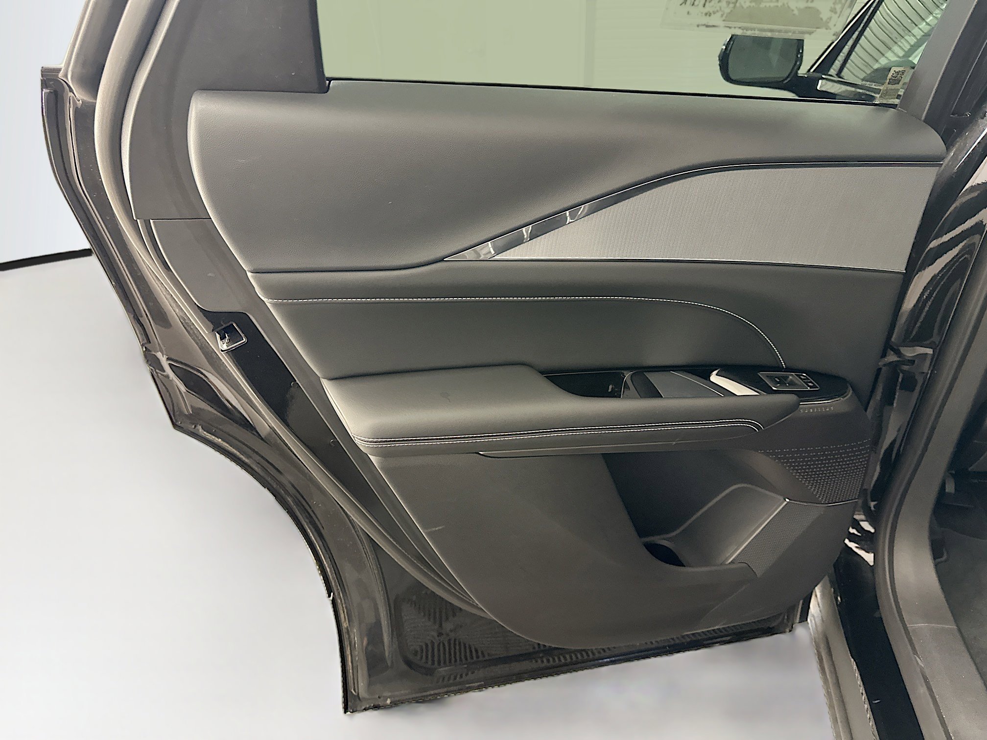 Used 2024 Cadillac Lyriq Tech AWD/4WD image 28